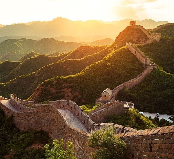 Hai thanh niên suýt chết vì trộm gạch Vạn Lý Trường Thành để... lấy may ảnh 2