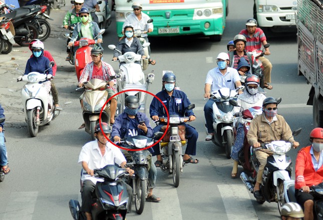 Từ 1/1/2020: Lái xe máy đeo tai nghe, dùng điện thoại di động bị phạt tới 1 triệu đồng ảnh 2