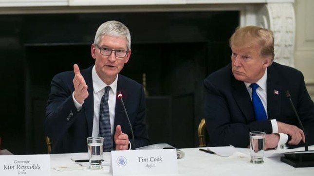 Bị giảm thu nhập, Tim Cook vẫn nhận lương cao hơn gấp hơn 200 lần nhân viên Apple ảnh 1