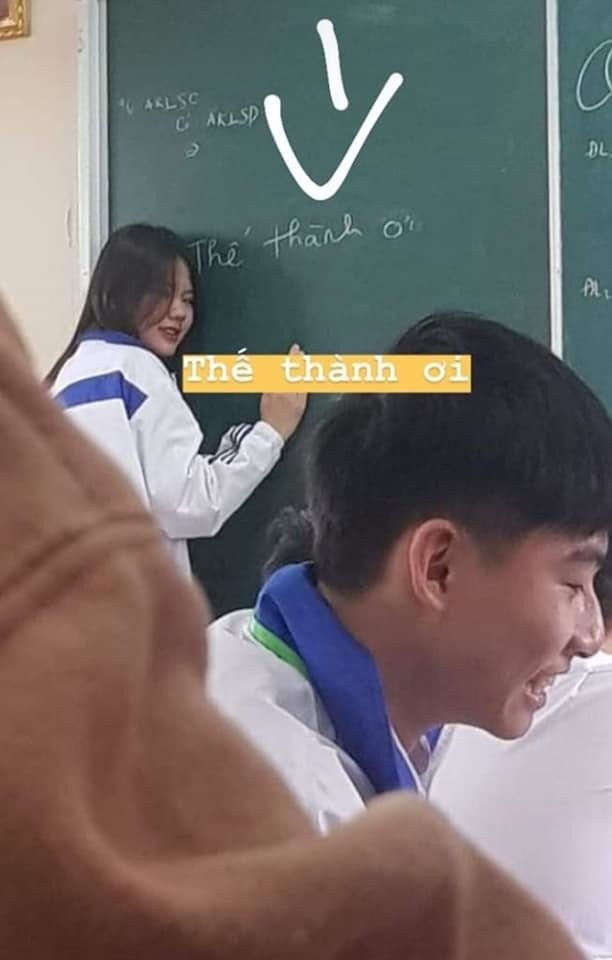 Lên bảng giải bài tập, nữ sinh "kêu cứu" đứa bạn bên dưới khiến dân mạng cười ngất ảnh 1