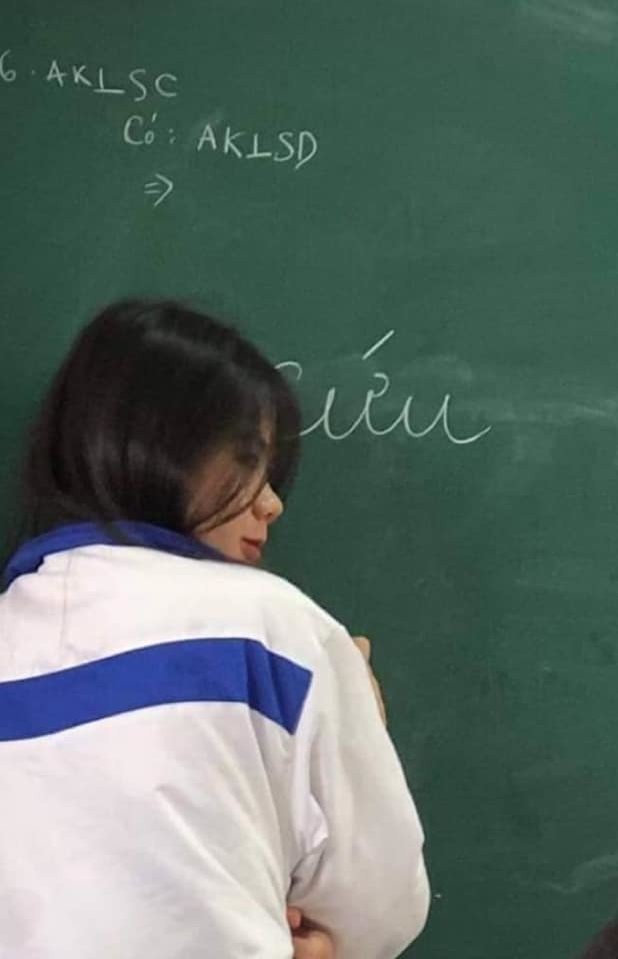 Lên bảng giải bài tập, nữ sinh "kêu cứu" đứa bạn bên dưới khiến dân mạng cười ngất ảnh 2