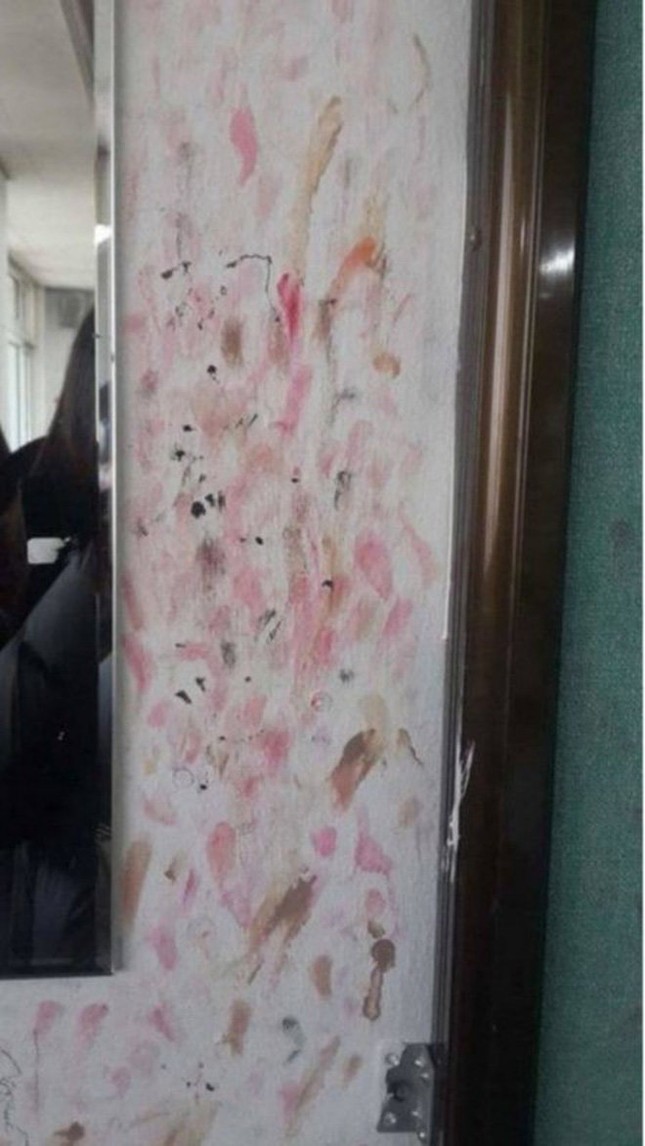 WC nữ tại các trường học dính chồng chéo vết son môi trên tường khiến nhiều người ngao ngán ảnh 1