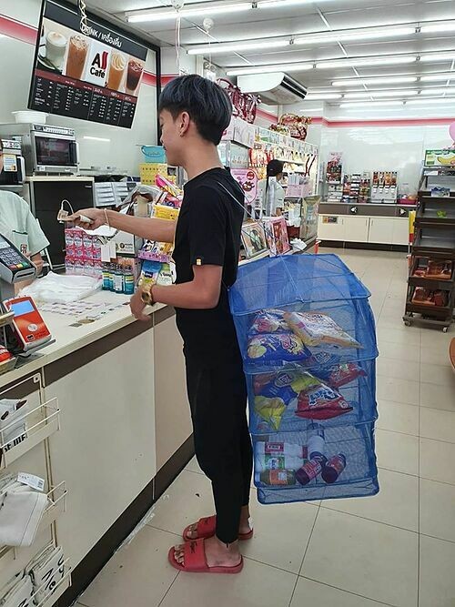 Sau lệnh cấm sử dụng túi nylon, người Thái mang xô chậu, xe rùa... đi siêu thị đựng đồ ảnh 2