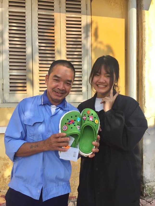 Bác bảo vệ sắm dép crocs màu xanh nổi bật khiến teen "phát cuồng" vì độ "xì-tin" ảnh 1