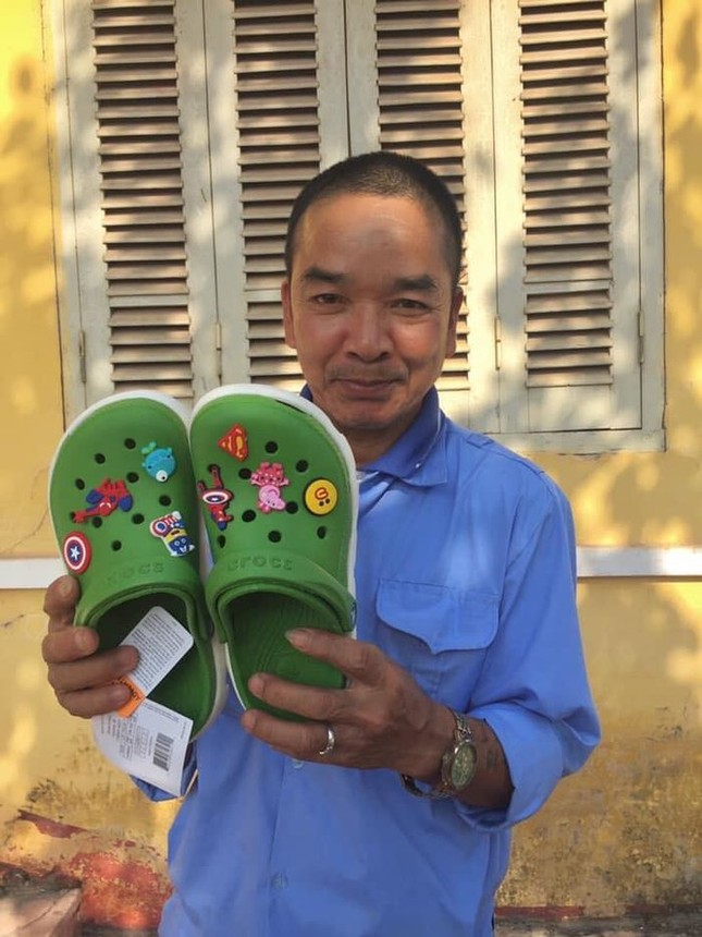 Bác bảo vệ sắm dép crocs màu xanh nổi bật khiến teen "phát cuồng" vì độ "xì-tin" ảnh 2
