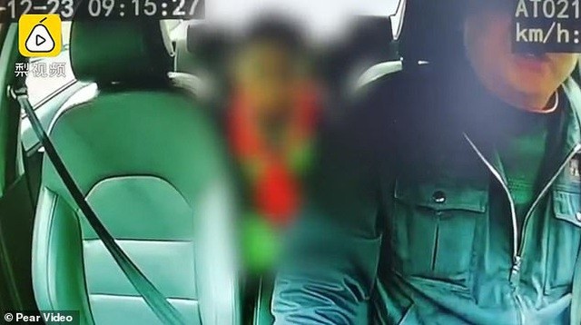 Sợ bị mắng vì không làm bài về nhà, bé gái thuê taxi tới... trại trẻ mồ côi ảnh 1