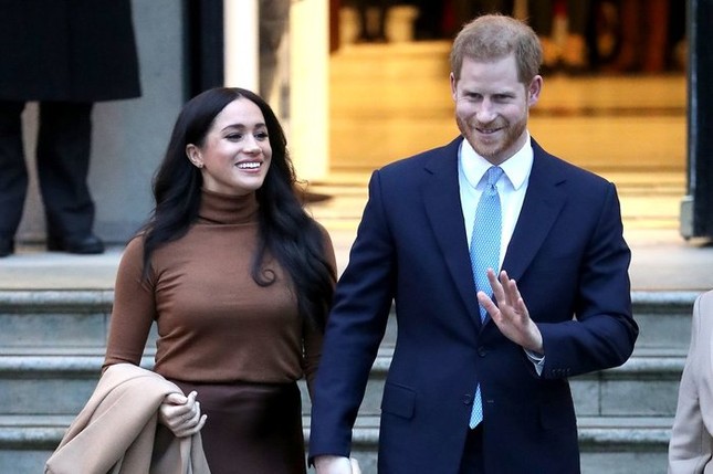Instagram có đến 10 triệu fan, Hoàng tử Harry và vợ Meghan chỉ theo dõi đúng 1 người ảnh 1