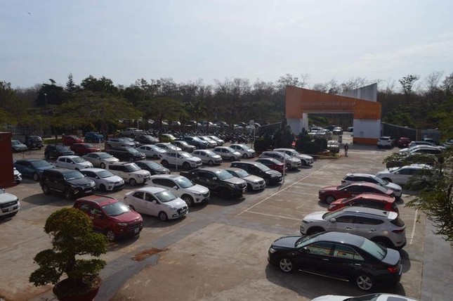 Dàn xế hộp từ trong sân trường tràn ra ngoài cổng tại buổi họp phụ huynh ở Gia Lai ảnh 3