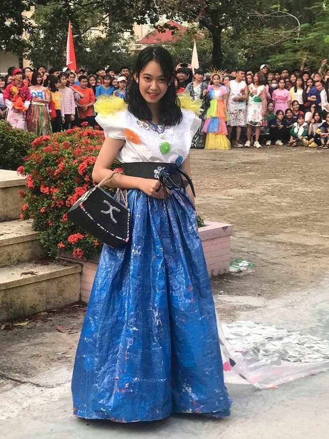 Chiêm ngưỡng buổi trình diễn trang phục tái chế với những thiết kế cực độc đáo của các teen ảnh 1