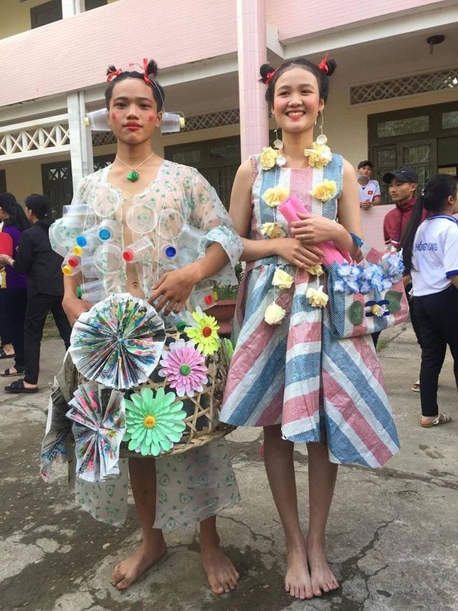 Chiêm ngưỡng buổi trình diễn trang phục tái chế với những thiết kế cực độc đáo của các teen ảnh 2
