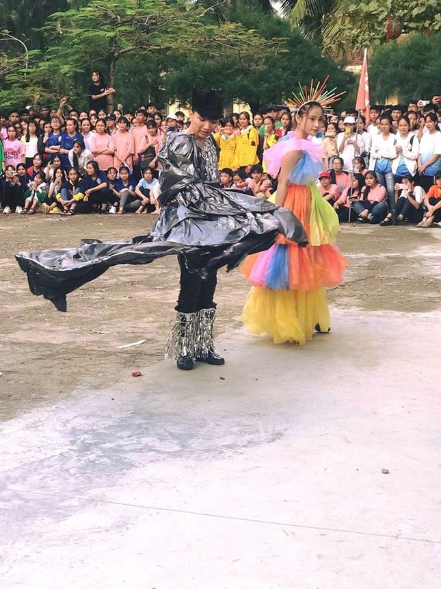 Chiêm ngưỡng buổi trình diễn trang phục tái chế với những thiết kế cực độc đáo của các teen ảnh 7