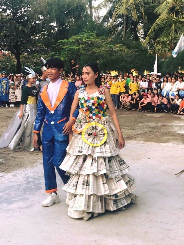 Chiêm ngưỡng buổi trình diễn trang phục tái chế với những thiết kế cực độc đáo của các teen ảnh 9