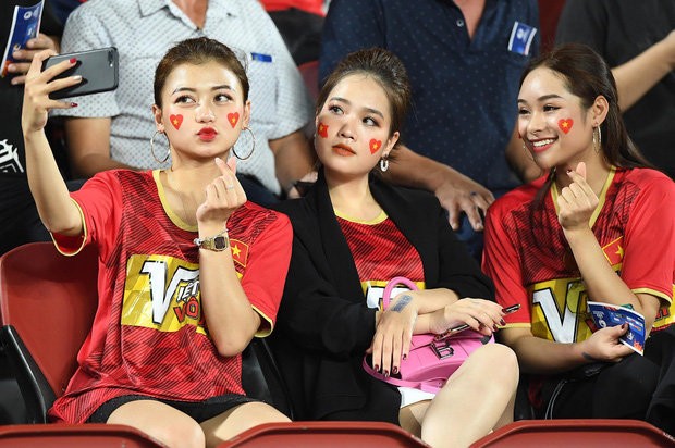 Khoe đi chùa cầu duyên với bạn, hot-girl Huyền My công khai nhắc tên Quang Hải ảnh 1