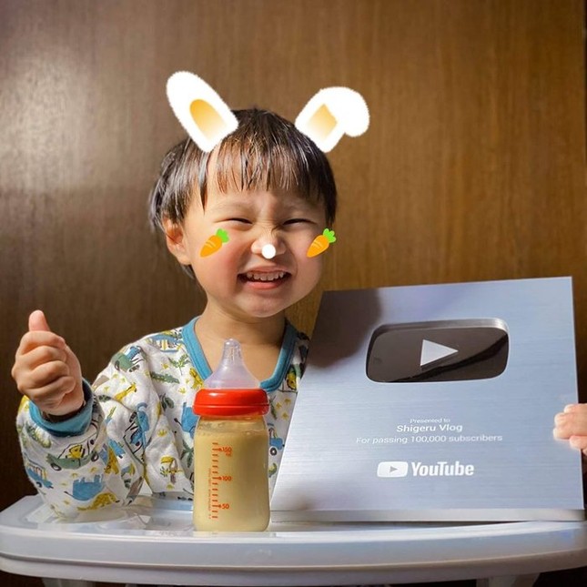 Không kém cạnh mẹ Quỳnh Trần, bé Sa nay cũng đã có Nút Bạc YouTube ảnh 1