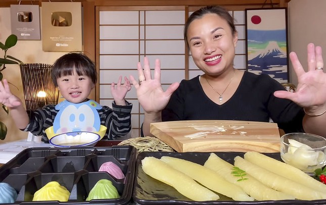 Không kém cạnh mẹ Quỳnh Trần, bé Sa nay cũng đã có Nút Bạc YouTube ảnh 3