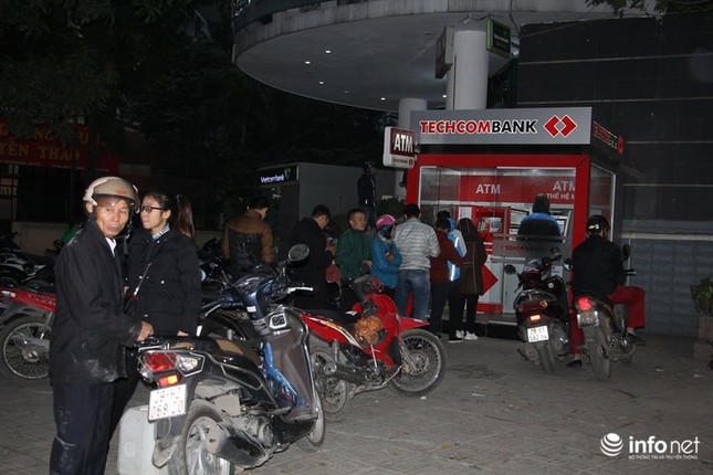 Tái diễn tình trạng ATM tê liệt, ngừng hoạt động... trong ngày cận Tết ảnh 5