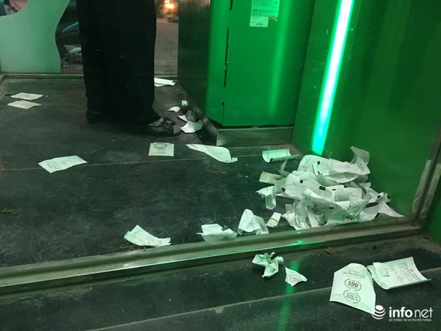 Tái diễn tình trạng ATM tê liệt, ngừng hoạt động... trong ngày cận Tết ảnh 7