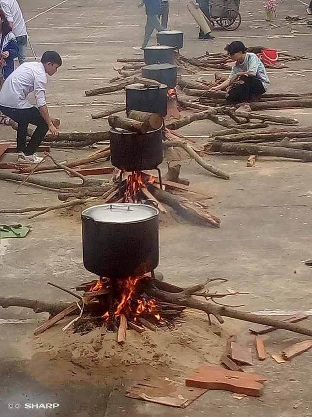 Hình ảnh những nồi bánh chưng rực lửa những ngày cận Tết khiến bao thế hệ bồi hồi ảnh 1