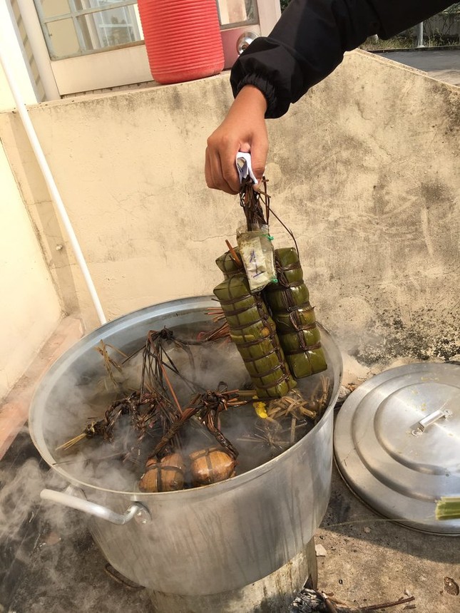 Hình ảnh những nồi bánh chưng rực lửa những ngày cận Tết khiến bao thế hệ bồi hồi ảnh 3