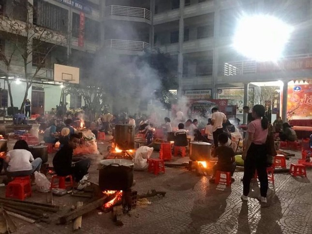 Hình ảnh những nồi bánh chưng rực lửa những ngày cận Tết khiến bao thế hệ bồi hồi ảnh 5