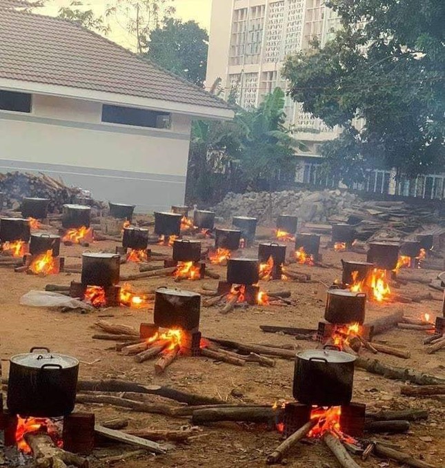 Hình ảnh những nồi bánh chưng rực lửa những ngày cận Tết khiến bao thế hệ bồi hồi ảnh 6