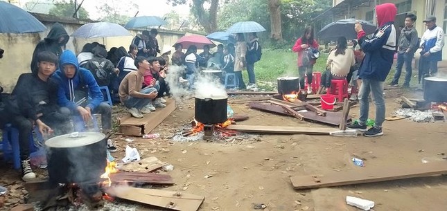 Hình ảnh những nồi bánh chưng rực lửa những ngày cận Tết khiến bao thế hệ bồi hồi ảnh 2