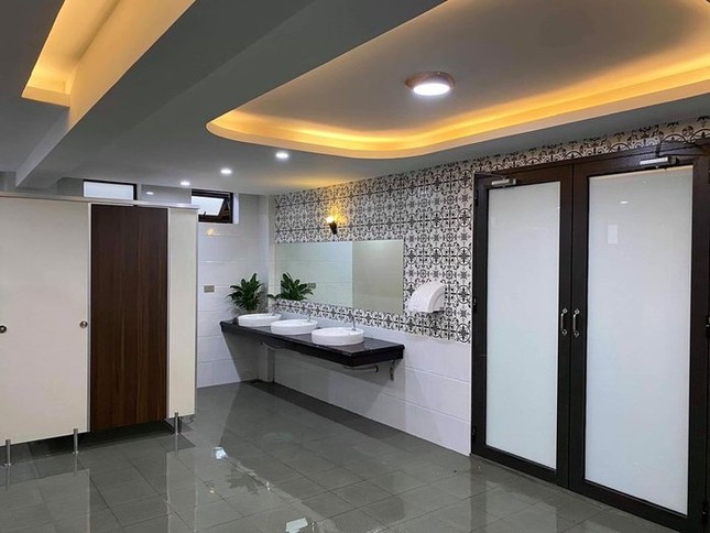 Nhà vệ sinh "trường người ta" xịn xò, đẹp mắt như khách sạn hạng sang khiến teen mê mẩn ảnh 1