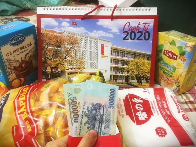 Các trường Đại học tặng quà Tết cho Sinh viên với loạt "siêu phẩm" khiến dân mạng trầm trồ ảnh 1