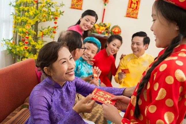 Vì sao khi đi chúc Tết thì mọi người thường lì xì cho người già, trẻ nhỏ? ảnh 1