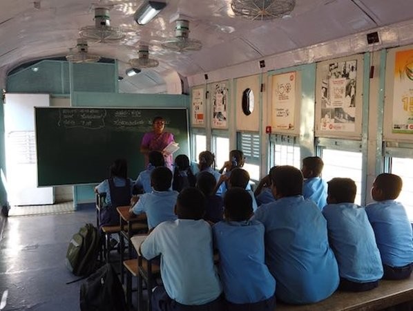 Lo tween không đi học, trường tiểu học "hô biến" 2 tòa tàu cũ thành lớp học mới cực ấn tượng ảnh 4
