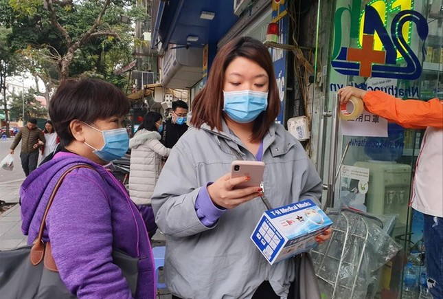 Khẩu trang y tế tăng giá, cháy hàng ảnh 1