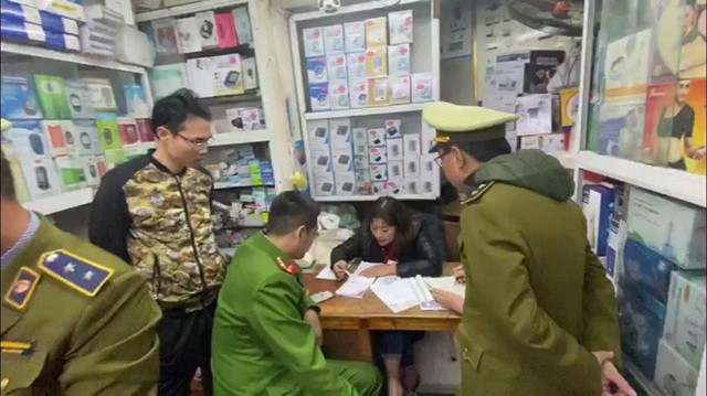 Hai cửa hàng bán khẩu trang giá "cắt cổ" bị phạt hàng chục triệu đồng ảnh 1