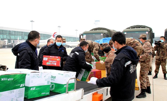 Cận cảnh 8 máy bay không quân Trung Quốc chở gần 800 quân nhân tiếp sức Vũ Hán ảnh 9