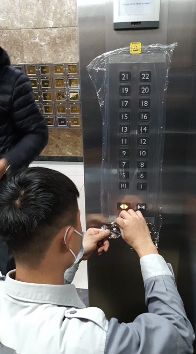Chung cư Hà Nội thi nhau "dùng chiêu" bọc nilon chống dịch corona ảnh 3