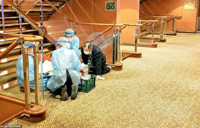 Bên trong du thuyền bị phong tỏa với 10 người nhiễm virus Vũ Hán ảnh 3