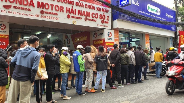 Dân Hà Nội xếp hàng cả buổi sáng chỉ để mua 1 hộp khẩu trang 35 nghìn đồng ảnh 1