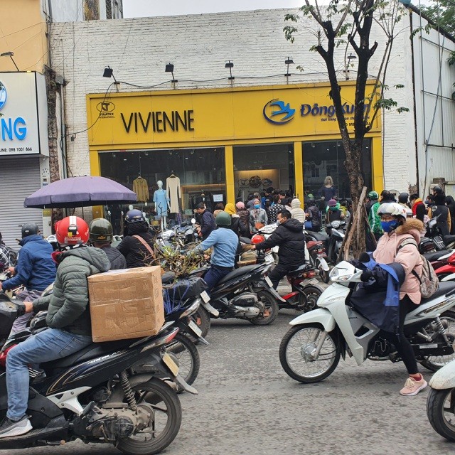Dân Hà Nội xếp hàng cả buổi sáng chỉ để mua 1 hộp khẩu trang 35 nghìn đồng ảnh 2