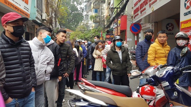 Dân Hà Nội xếp hàng cả buổi sáng chỉ để mua 1 hộp khẩu trang 35 nghìn đồng ảnh 3