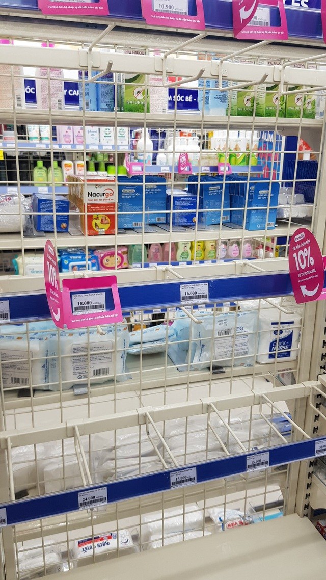 Dân Hà Nội xếp hàng cả buổi sáng chỉ để mua 1 hộp khẩu trang 35 nghìn đồng ảnh 4