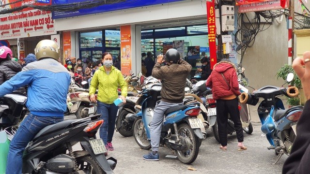 Dân Hà Nội xếp hàng cả buổi sáng chỉ để mua 1 hộp khẩu trang 35 nghìn đồng ảnh 5