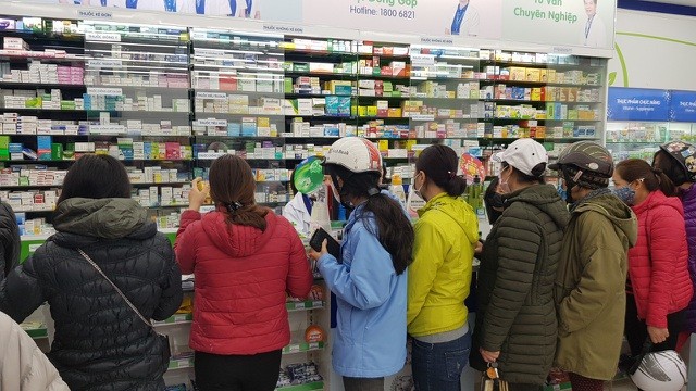 Dân Hà Nội xếp hàng cả buổi sáng chỉ để mua 1 hộp khẩu trang 35 nghìn đồng ảnh 6