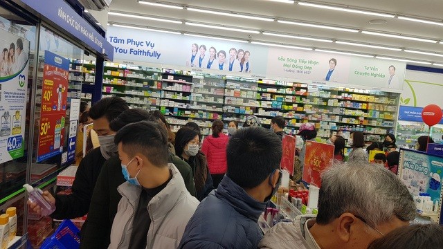 Dân Hà Nội xếp hàng cả buổi sáng chỉ để mua 1 hộp khẩu trang 35 nghìn đồng ảnh 7