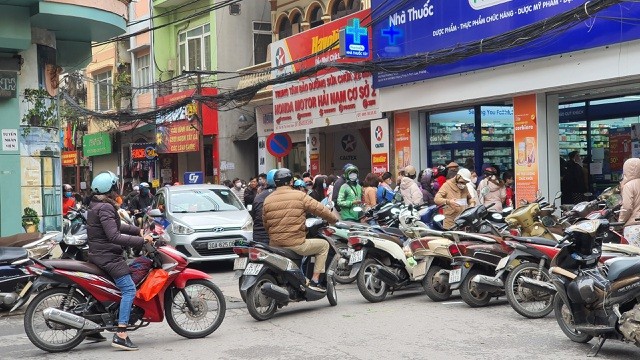 Dân Hà Nội xếp hàng cả buổi sáng chỉ để mua 1 hộp khẩu trang 35 nghìn đồng ảnh 10