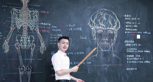 Thầy giáo "soái ca" hút hồn sinh viên nhờ khả năng vẽ bằng phấn bảng cực đỉnh ảnh 1