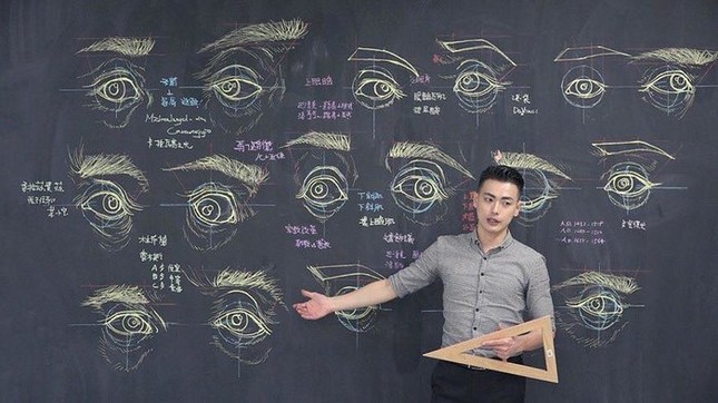 Thầy giáo "soái ca" hút hồn sinh viên nhờ khả năng vẽ bằng phấn bảng cực đỉnh ảnh 2