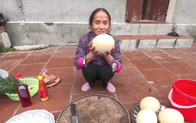 Làm trứng đà điểu khổng lồ, Bà Tân bị dân mạng chỉ ra lỗi có thể khiến người ăn ngộ độc ảnh 1