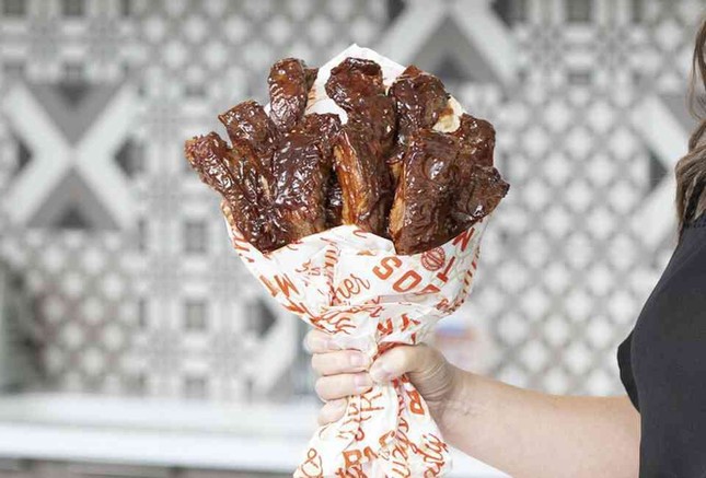 Sườn nướng và những bó hoa độc đáo làm từ đồ ăn cho dịp Valentine ảnh 1