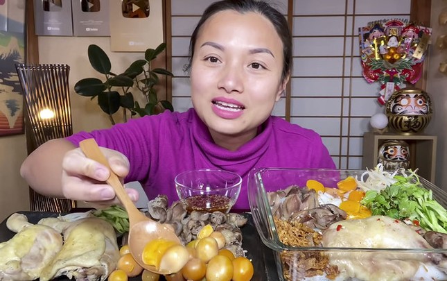 Chật vật vì luật mới của YouTube, Quỳnh Trần đã tìm được cách để có thể quay vlog cùng bé Sa ảnh 1