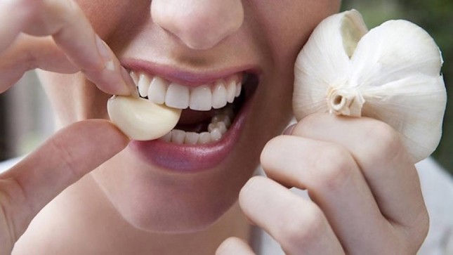 Ăn tỏi sống, đổ cồn lên quần áo, người TQ dùng đủ cách chống corona ảnh 1