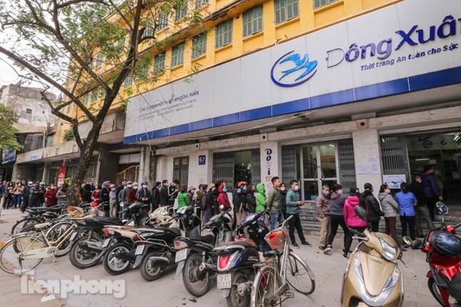 Khan hàng khẩu trang, dân Hà Nội lại xếp hàng dài mua như thời bao cấp ảnh 1
